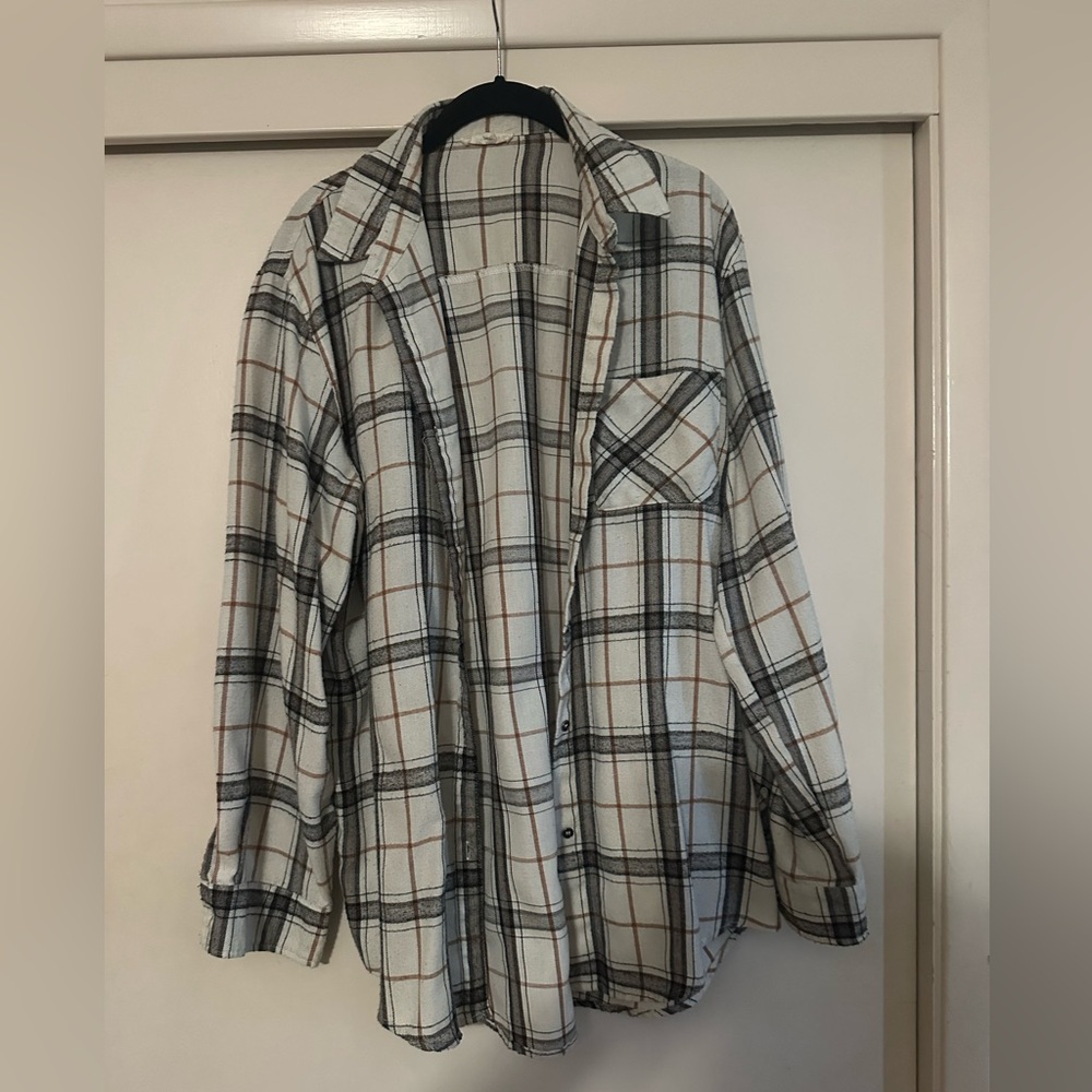 Women’s oversized plaid button up